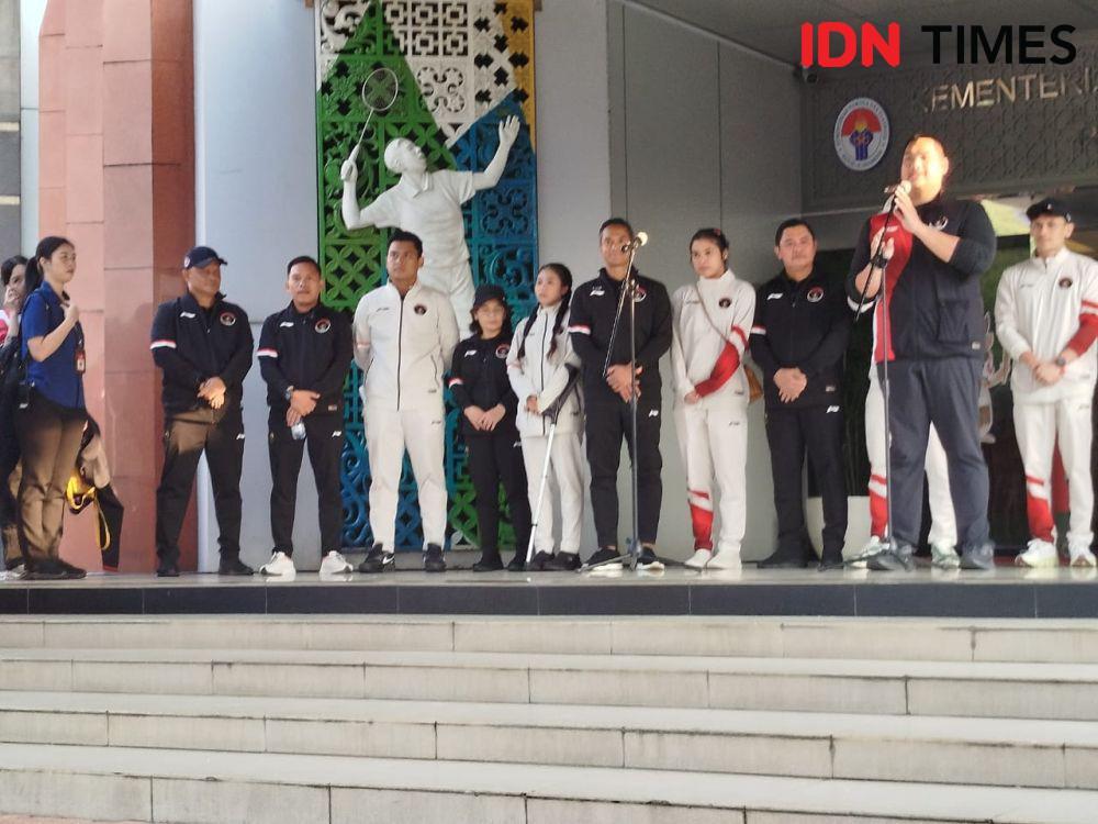 Rifda Semangat Ikuti Pawai Olimpiade 2024 meski Pakai Tongkat
