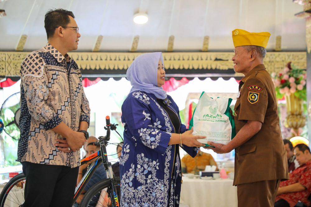 Penyerahan bantuan kepada veteran dan pelajar, di Pendopo Parasamya Kabupaten Sleman, Kamis (15/8/2024). (Dok. Istimewa)