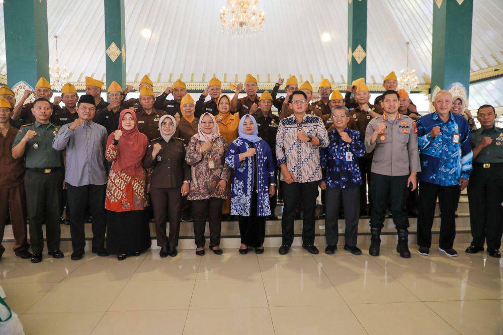 Penyerahan bantuan kepada veteran dan pelajar, di Pendopo Parasamya Kabupaten Sleman, Kamis (15/8/2024). (Dok. Istimewa)