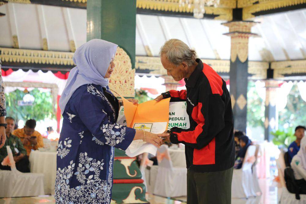 Penyerahan bantuan kepada veteran dan pelajar, di Pendopo Parasamya Kabupaten Sleman, Kamis (15/8/2024). (Dok. Istimewa)