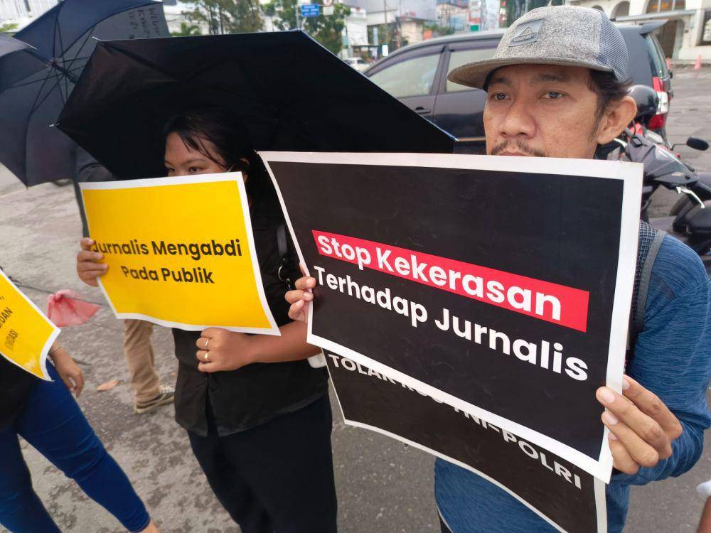 Pegiat HAM menggelar aksi Kamisan, 27 Agustus 2024. Dalam aksi kali ini, massa menyuarakan tentang kasus dugaan pembunuhan berencana terhadap wartawan Tribrata TV dan tiga anggota keluarganya pada 27 Juni 2024. (IDN Times/Prayugo Utomo)