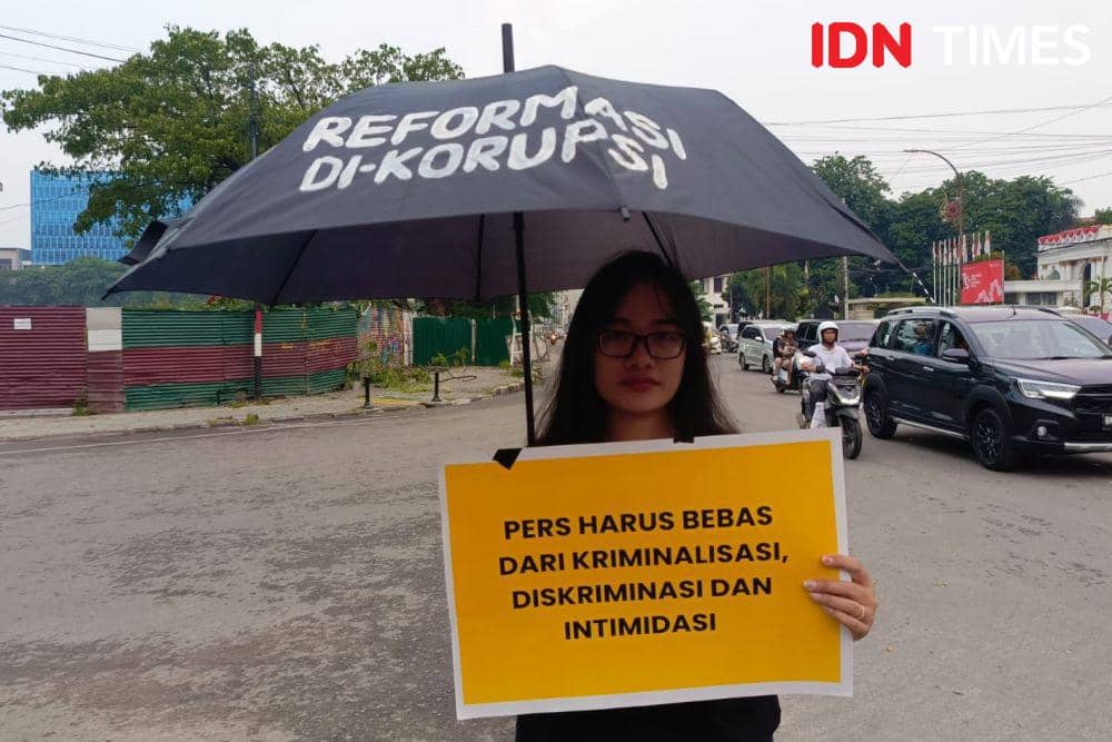 Pegiat HAM menggelar aksi Kamisan, 27 Agustus 2024. Dalam aksi kali ini, massa menyuarakan tentang kasus dugaan pembunuhan berencana terhadap wartawan Tribrata TV dan tiga anggota keluarganya pada 27 Juni 2024. (IDN Times/Prayugo Utomo)