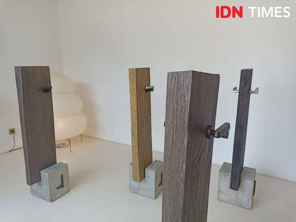 JAKKU, lever handle karya inovatif dari Eko Priharseno yang ditampilkan di AEDI Design bureau. 15 Agustus 2024. (IDN Times/M. Tarmizi Murdianto)