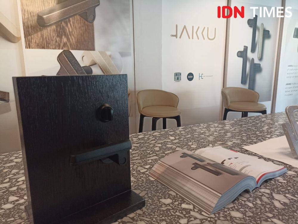JAKKU, lever handle karya inovatif dari Eko Priharseno yang ditampilkan di AEDI Design bureau. 15 Agustus 2024. (IDN Times/M. Tarmizi Murdianto)