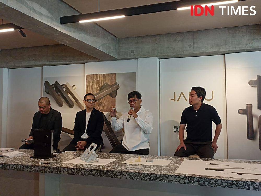 Konferensi Pers peluncuran JAKKU, lever handle karya inovatif dari Eko Priharseno yang ditampilkan di AEDI Design bureau. 15 Agustus 2024. (IDN Times/M. Tarmizi Murdianto)