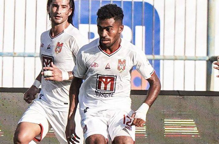 Yakob Sayuri (tengah) dalam laga Malut United vs Madura United pada pekan pertama Liga 1 2024/2025. (instagram.com/malutunitedfc)