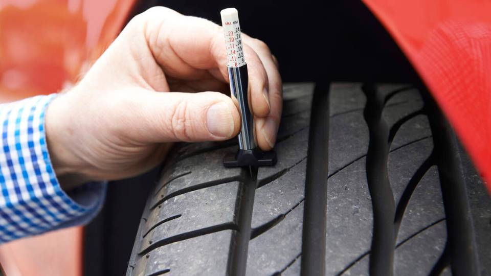 Ilustrasi cek alur ban mobil (tyrepower.com.au)