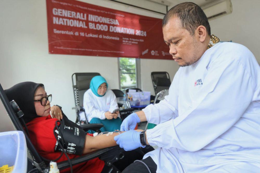 Masyarakat Gotong Royong Ikut Donor Darah Sebagai Bentuk Kepedulian