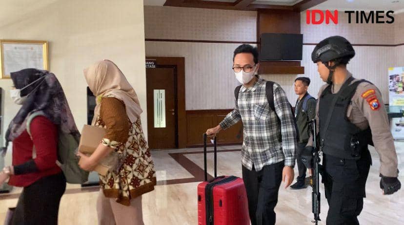 KPK Geledah Biro Kesra Pempov Jatim Bawa Satu Koper Merah