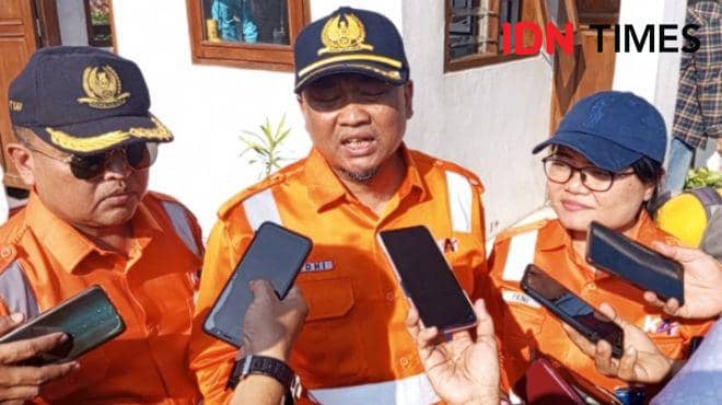 Vice president KAI Daop 5 Purwokerto Yudhi Hartanto (tengah) di lokasi sosialisasi keselamatan perkeretaapian, Jumat (16/8/2024).(IDN Times/Cokie Sutrisno)