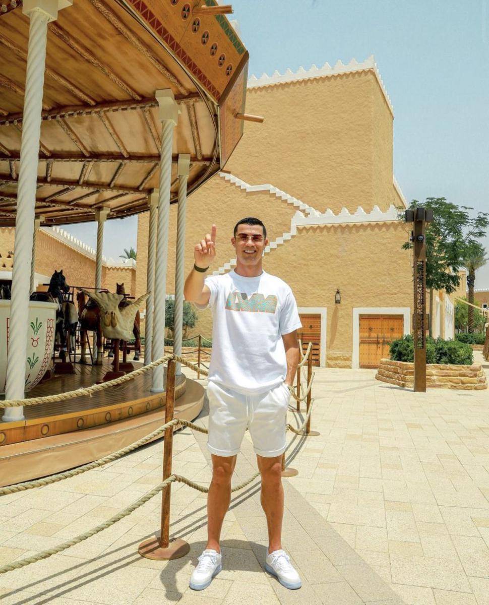 inspirasi outfit simpel ala Cristiano Ronaldo (twitter.com/cristiano)