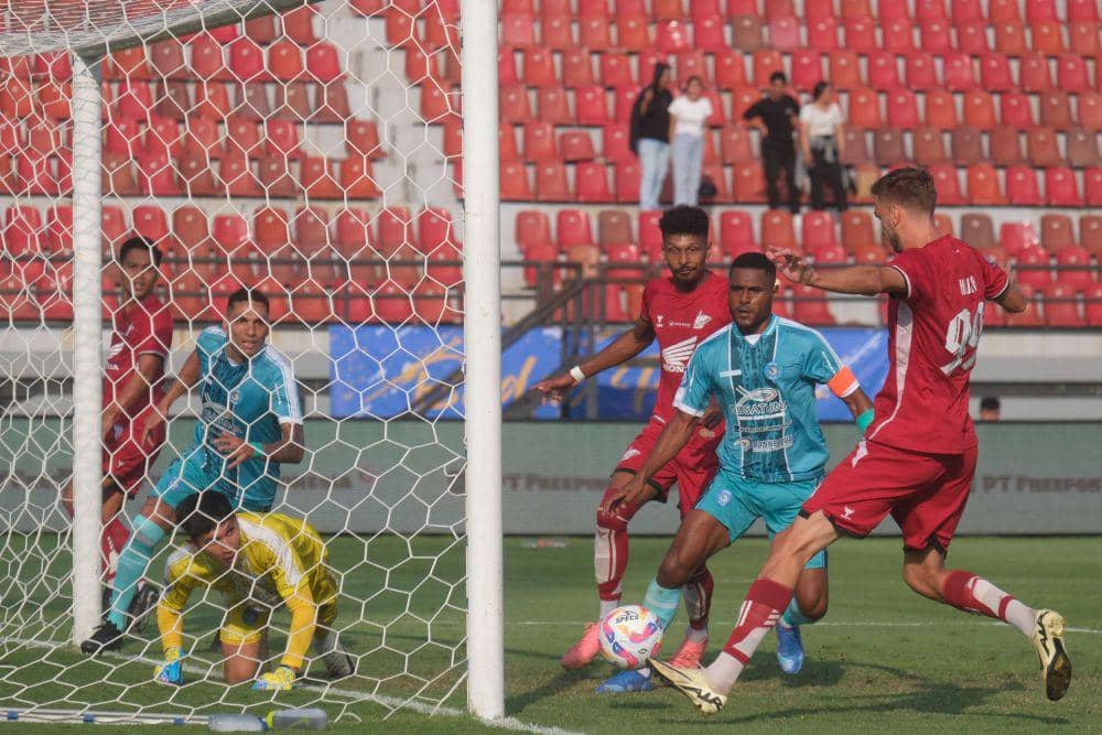 Pesepak bola PSM Makassar Nermin Haljeta (kanan) melepas tendangan ke gawang PSBS Biak pada pertandingan BRI Liga 1 di Stadion Kapten I Wayan Dipta, Gianyar, Bali, Jumat (16/8/2024). ANTARA FOTO/Nyoman Hendra Wibowo/YU
