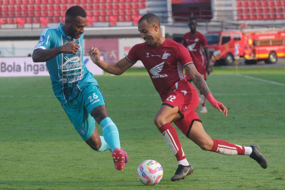 Pesepak bola PSBS Biak Marckho Sandi Merauje (kiri) berebut bola dengan pesepak bola PSM Makassar Victor Luiz (kanan) pada pertandingan BRI Liga 1 di Stadion Kapten I Wayan Dipta, Gianyar, Bali, Jumat (16/8/2024). ANTARA FOTO/Nyoman Hendra Wibowo/YU