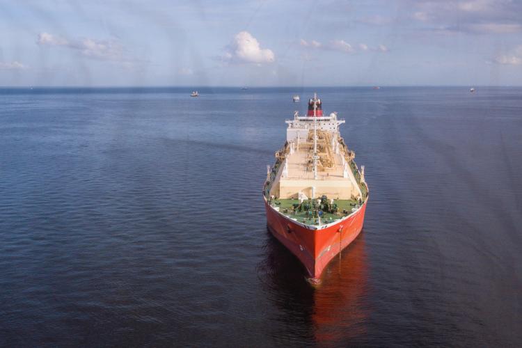 Filipina Pindahkan Kargo Minyak dari Tanker yang Tenggelam