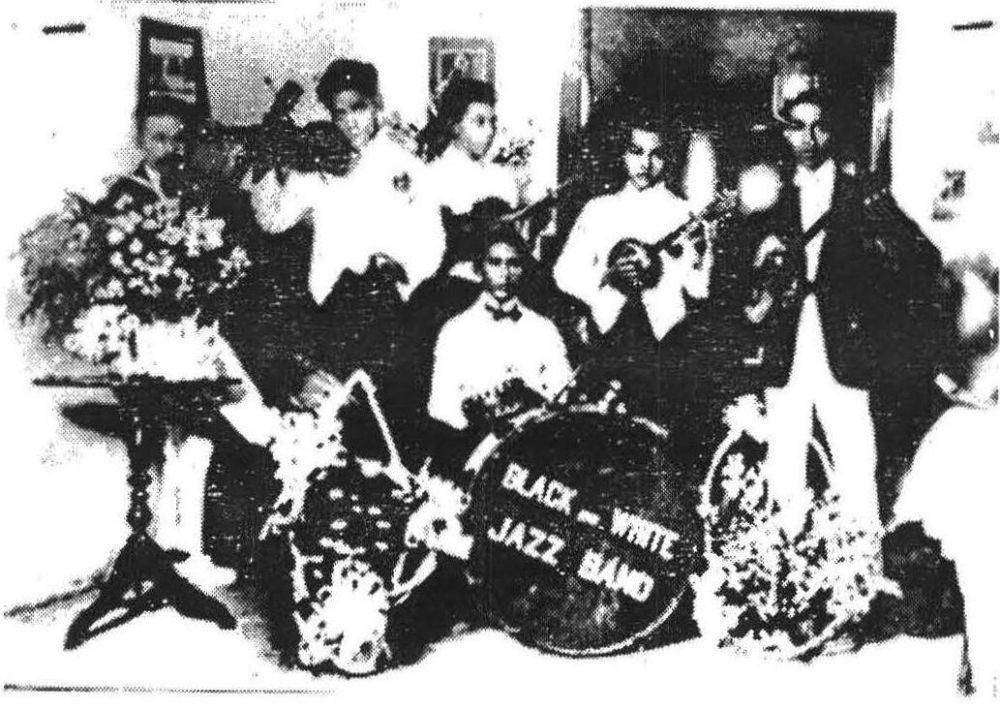 Para personel Black and White Jazz Band yang tenar di Kota Makassar pada awal dekade 1920-an. (Repro. Wage Rudolf Supratman : Sang Pencipta Lagu Kebangsaan Indonesia Raya (2016))
