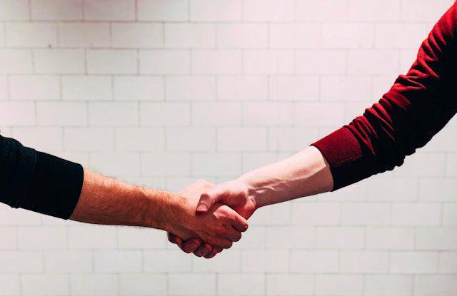 ilustrasi pria sedang berusaha meningkatkan value diri (unsplash.com/Chris Liverani)
