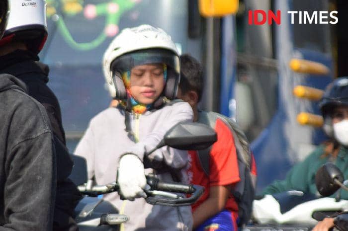 Pengendara yang akan melintas di lintasan tanjung Purwokerto mengaku senang diingatkan KAI Daop 5 Purwokerto, Jumat (16/8/2024).(IDN Times/Cokie Sutrisno)