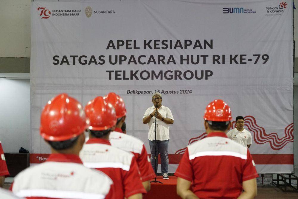 Direktur Network & IT Solution Telkom Herlan Wijanarko memimpin kegiatan Apel Kesiapan Satgas Upacara HUT RI Ke-79 TelkomGroup di kantor Telkom Regional IV Kalimantan, Kamis (15/8). (dok. Telkom)
