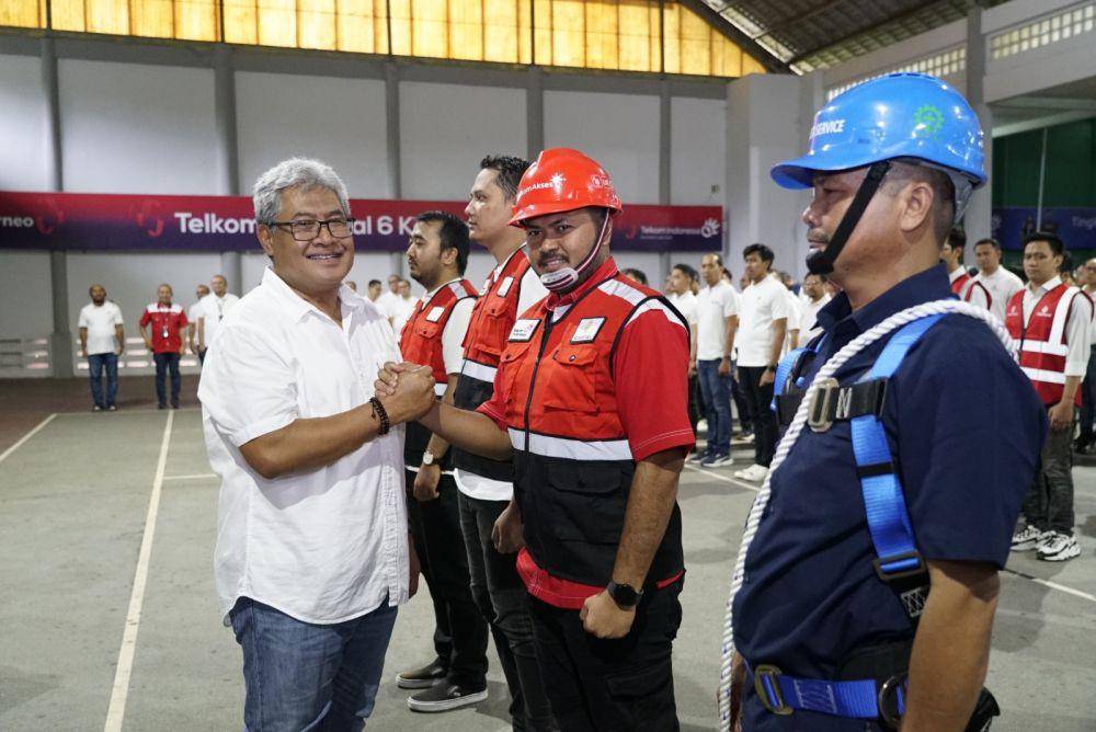 Direktur Network & IT Solution Telkom Herlan Wijanarko memastikan kesiapan 200 personel yang  akan bertugas pada pelaksanaan upacara HUT ke-79 RI di IKN. (dok. Telkom)