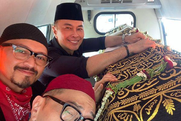 7 Potret Pemakaman Ibunda Ferry Maryadi di TPU Jeruk Purut