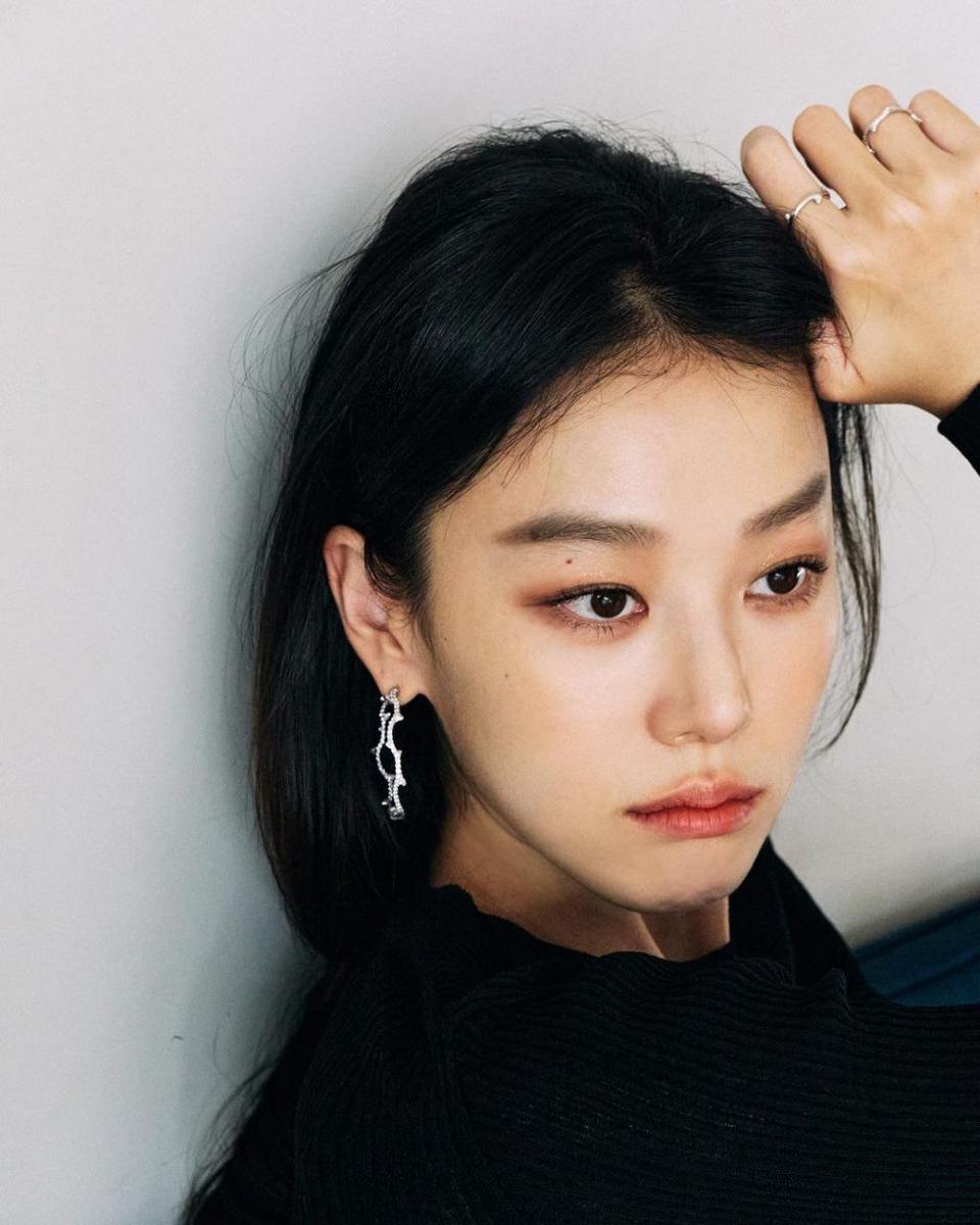 gaya makeup natural ala Lee Joo Myung (instagram.com/jmyoungl)