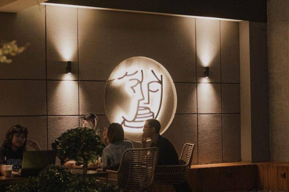 Suasana AADK Coffee and Eatery saat malam. (instagram.com/adaapadengankopi)