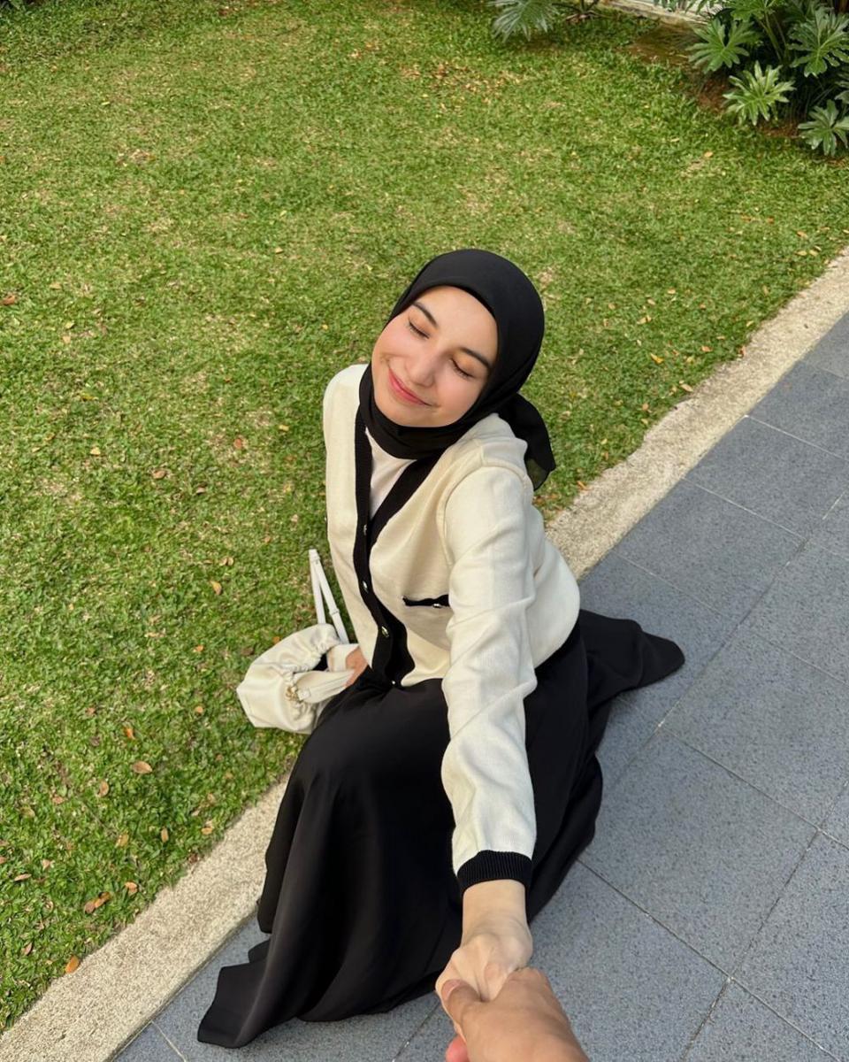makeup untuk outfit warna pastel (instagram.com/cut.intannabila)