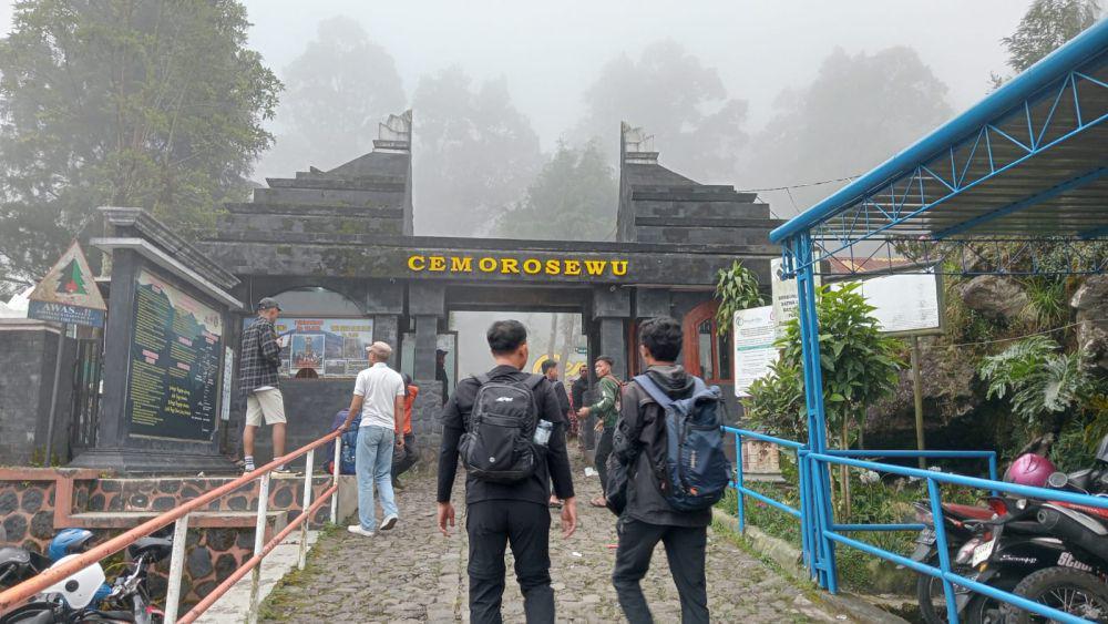 Jalur pendakian gunung Lawu via Cemorosewu Magetan dipadati pendaki. IDN Times/ Riyanto