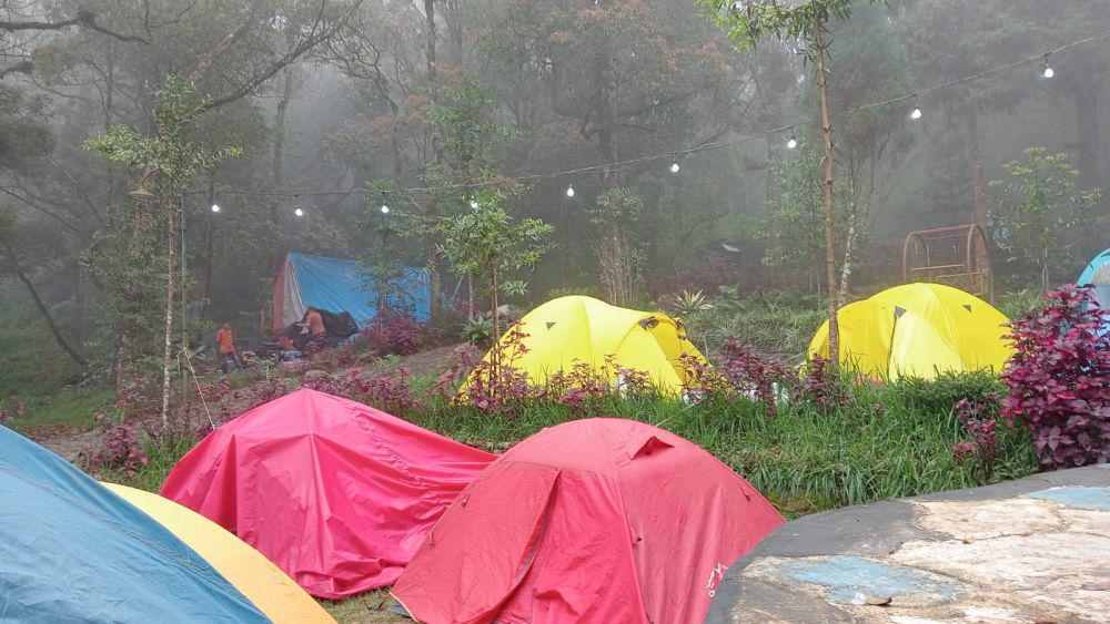 Jalur pendakian gunung Lawu via Cemorosewu Magetan dipadati pendaki. IDN Times/ Riyanto