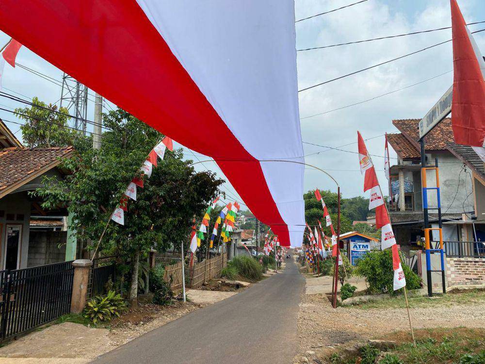 Bendera Sepanjang 400 Meter Membentang di Desa Bojong, Kecamatan Rongga, Kabupaten Bandung Barat. (Rizki/IDNTimes)