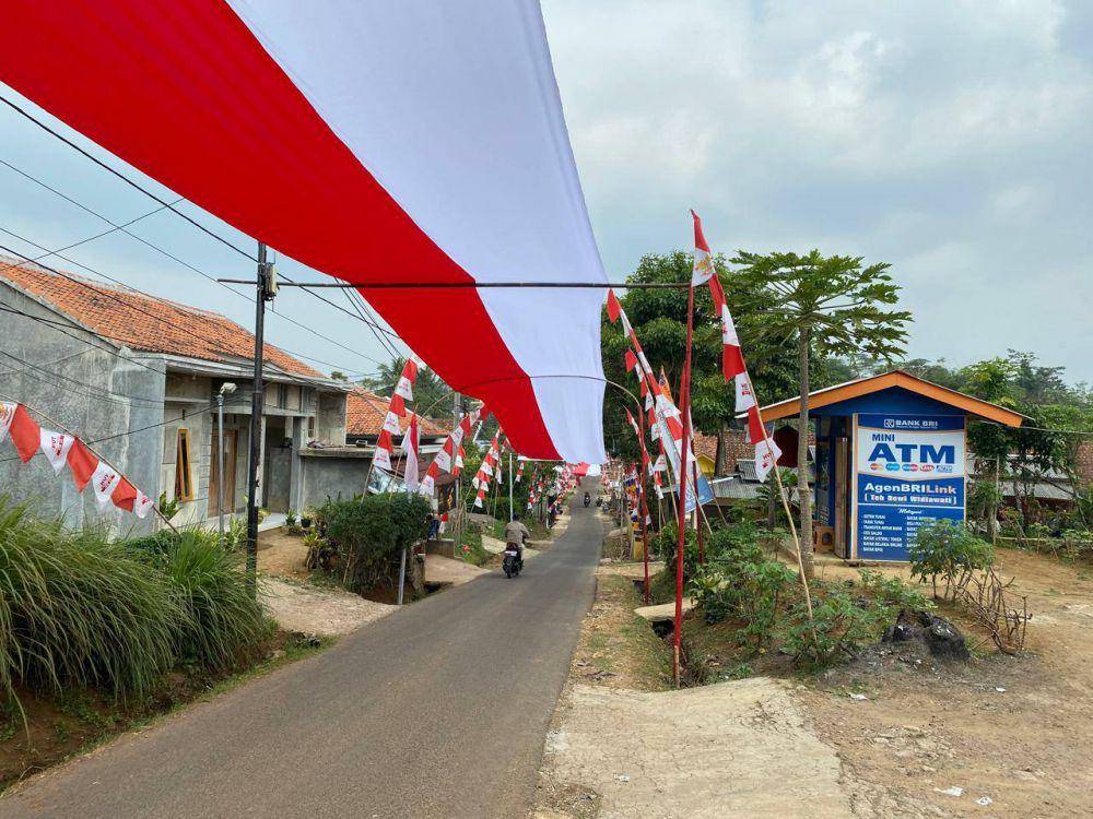 Bendera Sepanjang 400 Meter Membentang di Desa Bojong, Kecamatan Rongga, Kabupaten Bandung Barat. (Rizki/IDNTimes)
