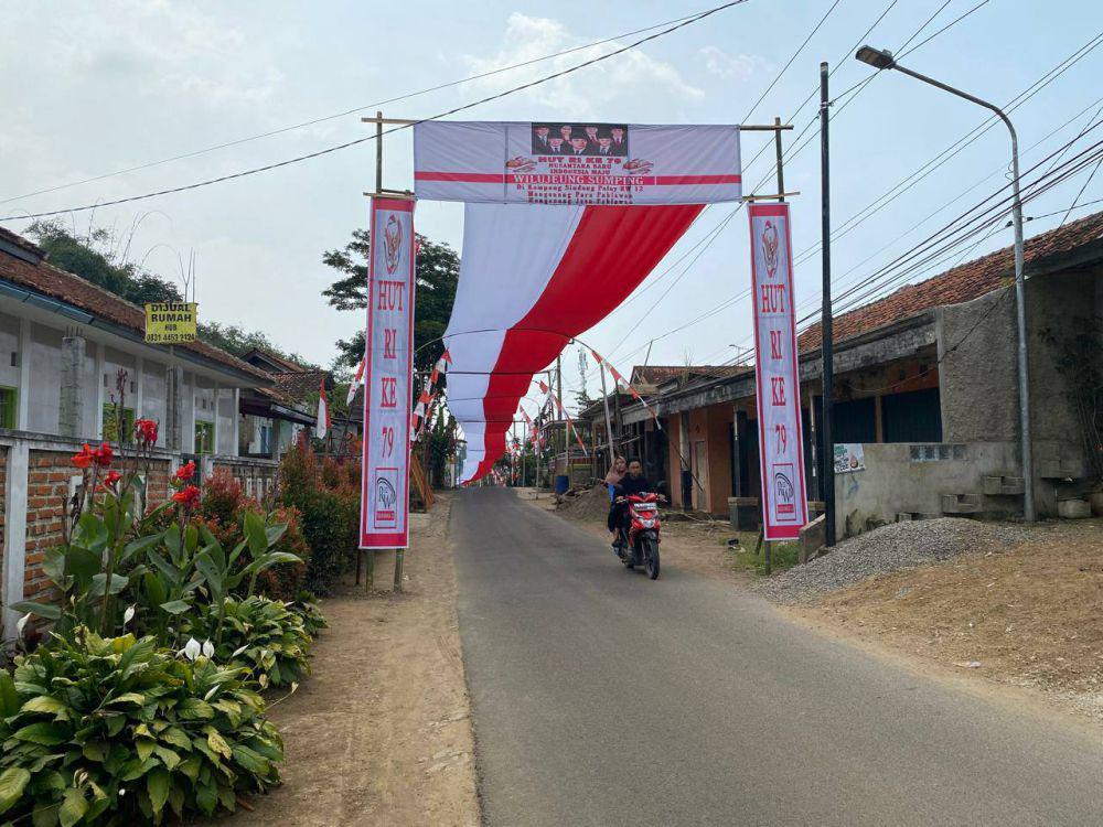 Rayakan HUT RI ke-79, Warga Bojong Bentangkan Bendera Sepanjang 400 Meter