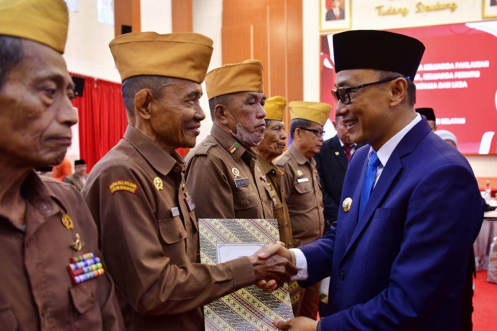 Pj Gubernur Sulawesi Selatan Zudan Arif Fakrulloh menyerahkan penghargaan kepada para veteran, Rabu (15/8/2024). (Dok. Humas Pemprov Sulsel)