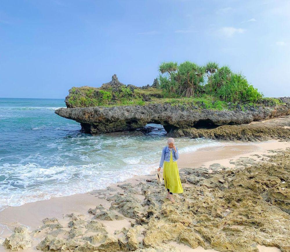 Pantai Watu Bolong di Gunung Kidul (instagram.com/dewi_rhmd)