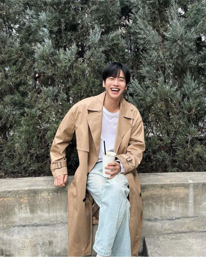 ootd traveling ala Moon Ji Hoo (instagram.com/m_jihu)