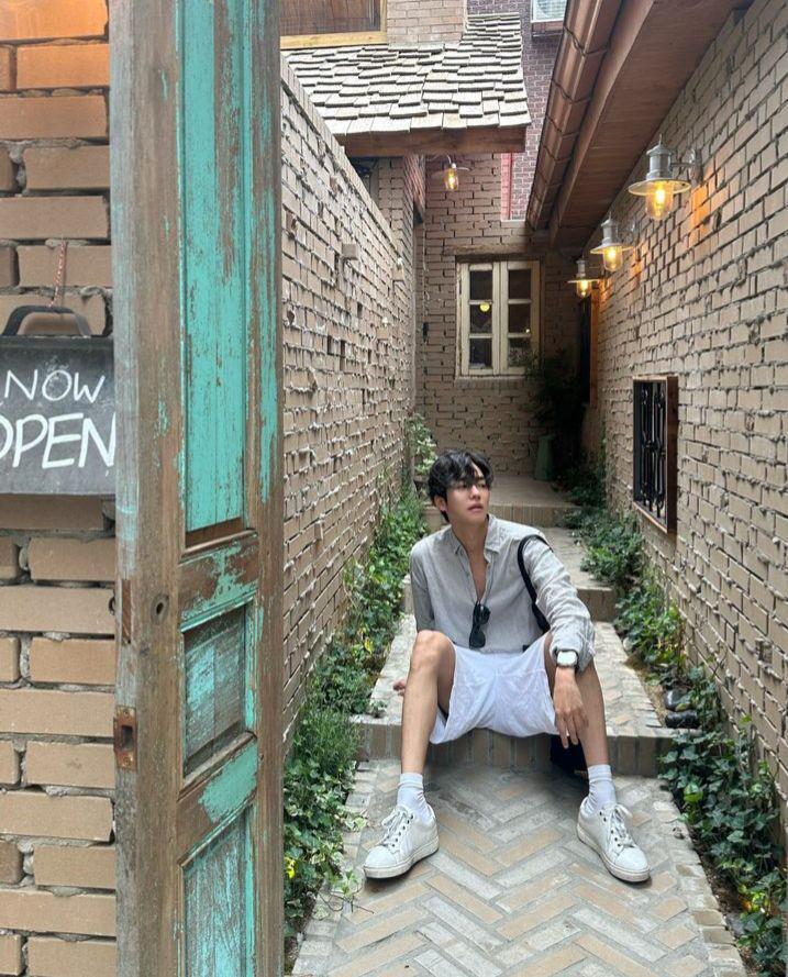 ootd traveling ala Moon Ji Hoo (instagram.com/m_jihu)