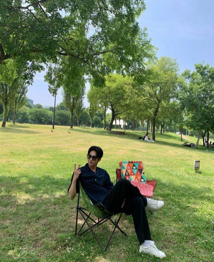 ootd traveling ala Moon Ji Hoo (instagram.com/m_jihu)