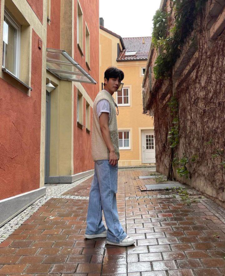 ootd traveling ala Moon Ji Hoo (instagram.com/m_jihu)