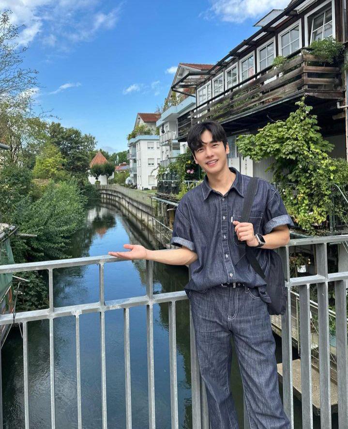 ootd traveling ala Moon Ji Hoo (instagram.com/m_jihu)