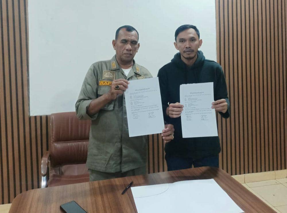 Proses penyitaan kukang dari atas kapal tongkang di Pelabuhan BBJ. (DOK. Karantina Lampung).