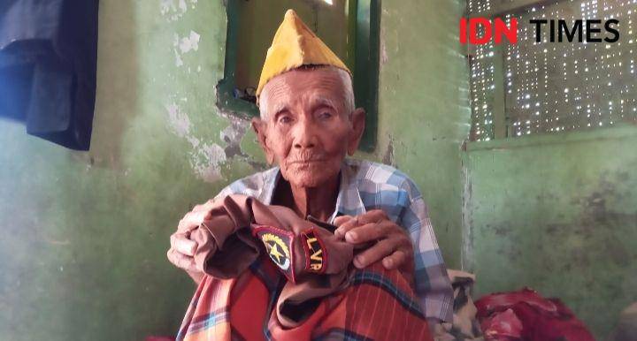 Foto Hamzah Karim ketika pegang seragam veteran kebanggaannya (IDN Times/Juliadin Sutarman)