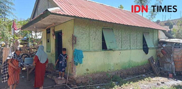 Foto rumah ukuran 4x7 berdinding anyaman bambu yang ditempati Hamzah Karim bersama cucu (IDN Times/Juliadin Sutarman)