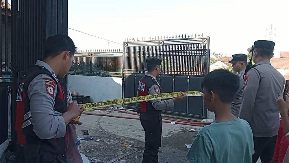 Polisi lakukan olah TKP di lokasi kebakaran yang menghanguskan pengilingan padi dan rumah. IDN Times/ Riyanto