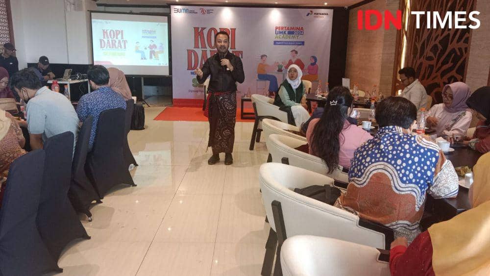Ferry Setiawan, Owner Bajoekoe ketika menghadiri kopi darat UMK Academy yang diadakan Pertamina Patra Niaga RJBT di Dijawa Resto Jalan Tumpang Raya Semarang, Jumat (16/8/2024). (IDN Times/Fariz Fardianto)