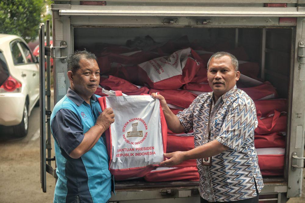 Presiden Joko "Jokowi" Widodo menyerahkan 1.000 bantuan paket sembako pada masyarakat korban kebakaran di Manggarai, Jakarta Selatan. Dari informasi yang diterima, bantuan ini diserahkan oleh Sekretariat Presiden (Dok. Biro Pers, Media dan Informasi Setpres)
