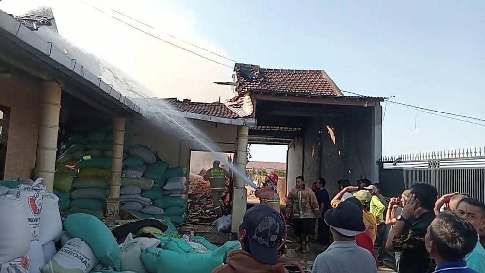 Petugas Damkar bersama warga berjibaku lakukan pemadaman di rumah dan pengilingan padi yang terbakar. IDN Times/ Riyanto.