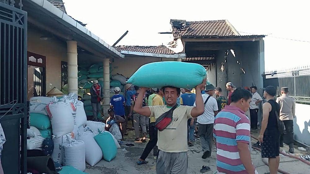 Puluhan Ton Padi dan Beras di Penggilingan Magetan Terbakar
