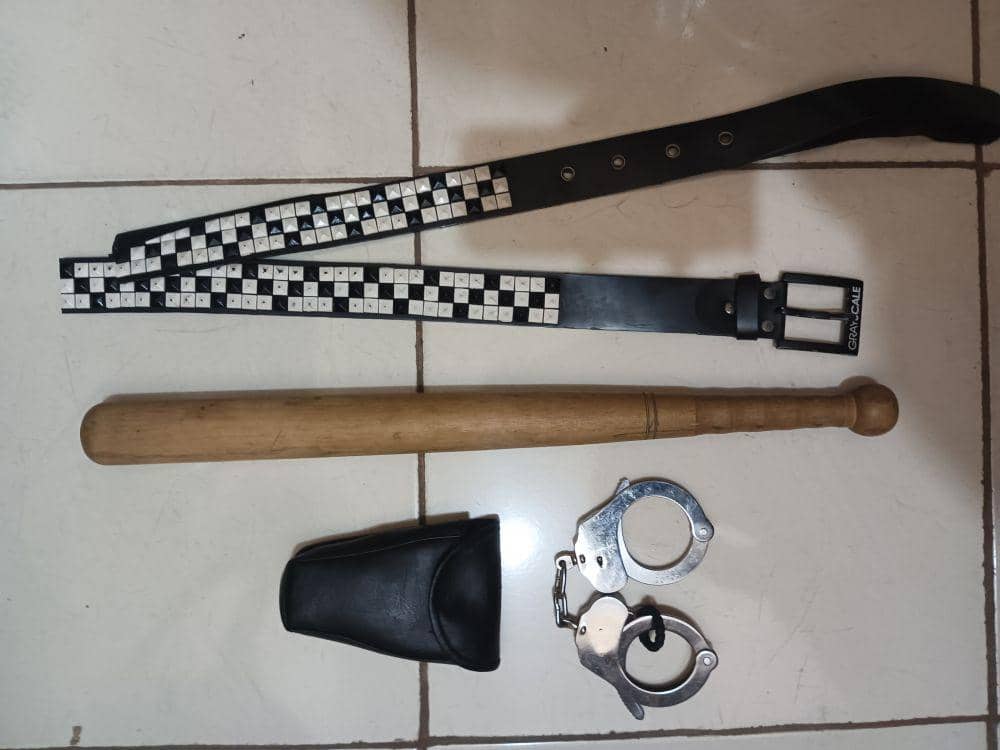 Barang bukti tindak pidana penganiayaan dan penyekapan para pelaku terhadap korban Fajar Maulana. (Dok. Polres Lampung Utara).
