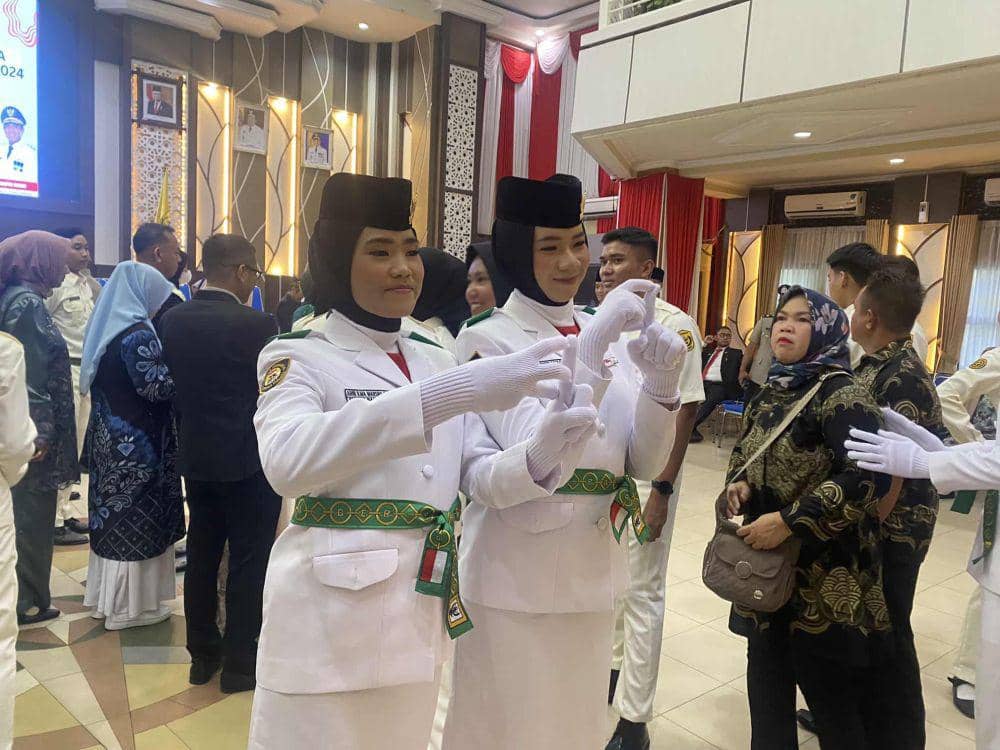Marsya, anggota Paskibraka Banjarmasin (kiri).