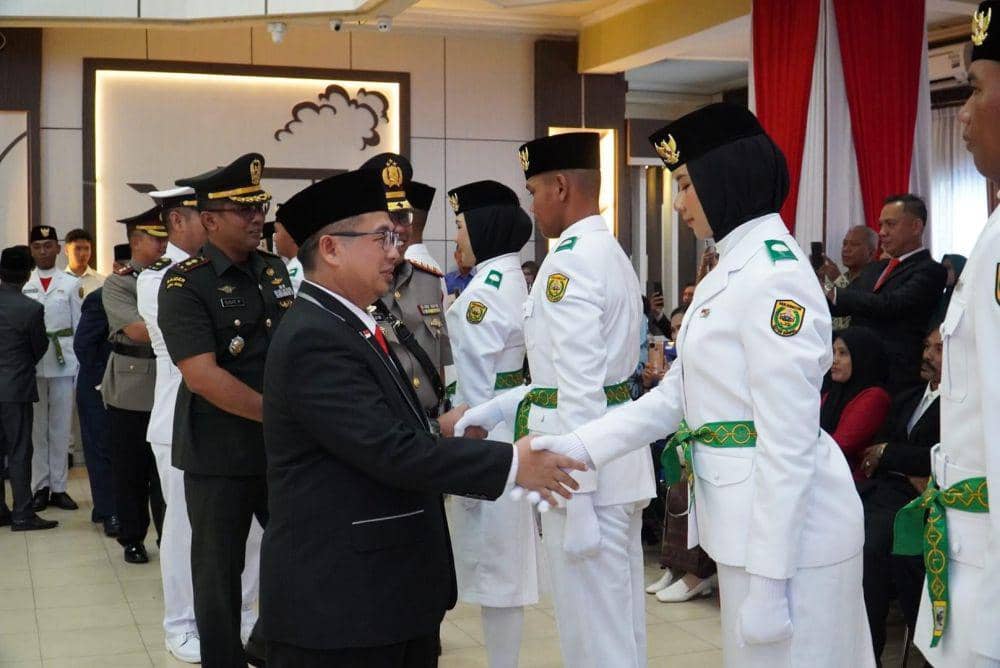Wali Kota Banjarmasin, Ibnu Sina menyalami anggoat Paskibraka.